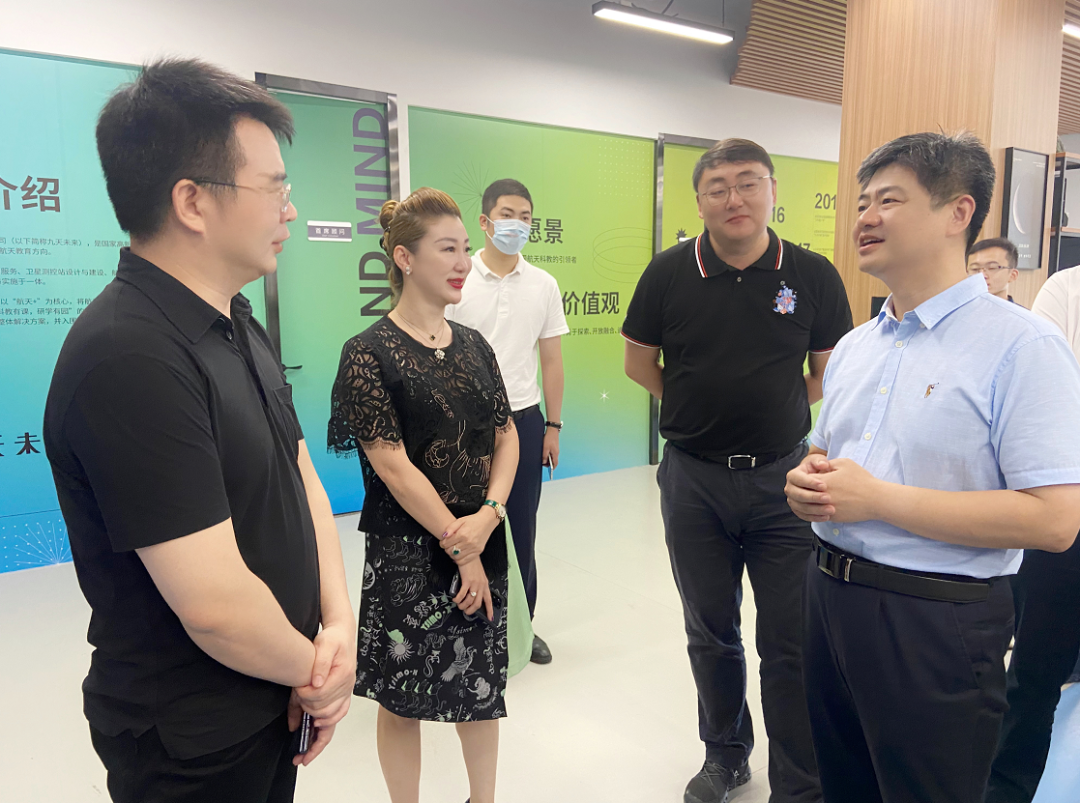青島市市南區(qū)王鋒書記蒞臨九天微星指導工作，希望加快緊密合作的步伐，發(fā)揮衛(wèi)星應用技術重要價值